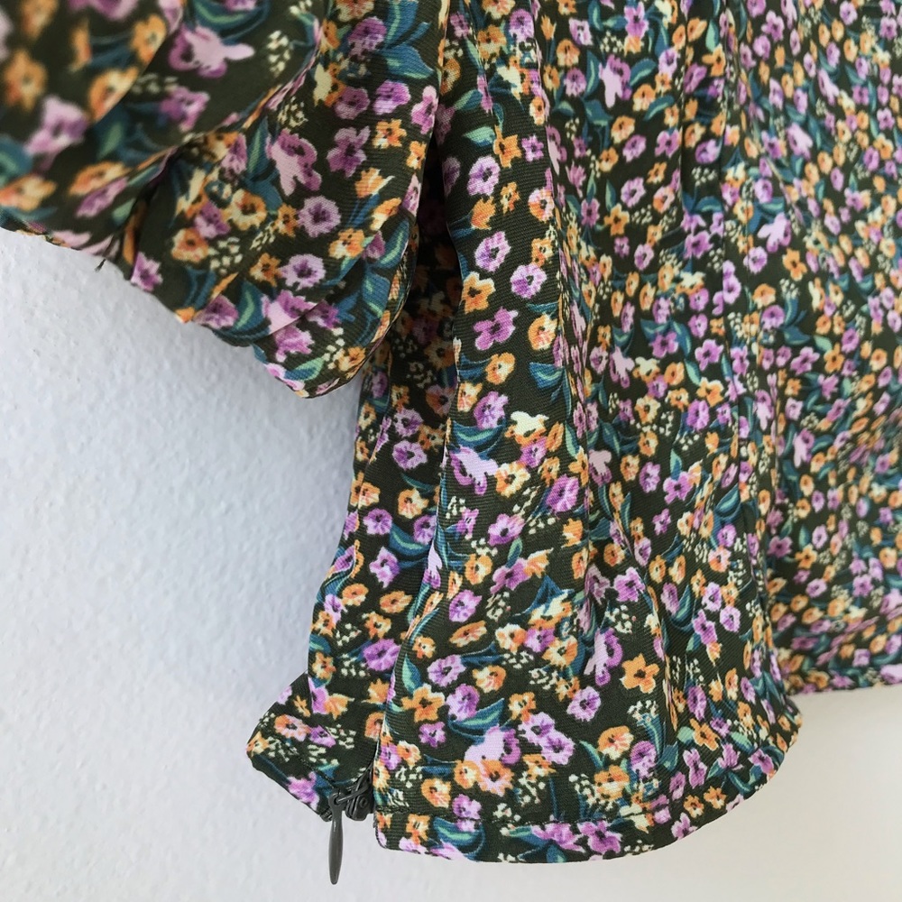 ASTR the Label V-Neck Bubble Sleeve Blouse Crop Top, Olive Lilac Ditsy, Size S - Picture 6 of 11